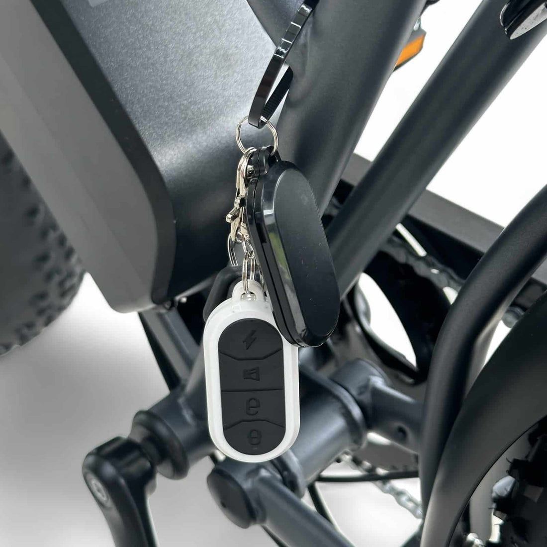 Draadloos fietsalarm gemonteerd op fatbike – QIY alarm met afstandsbediening