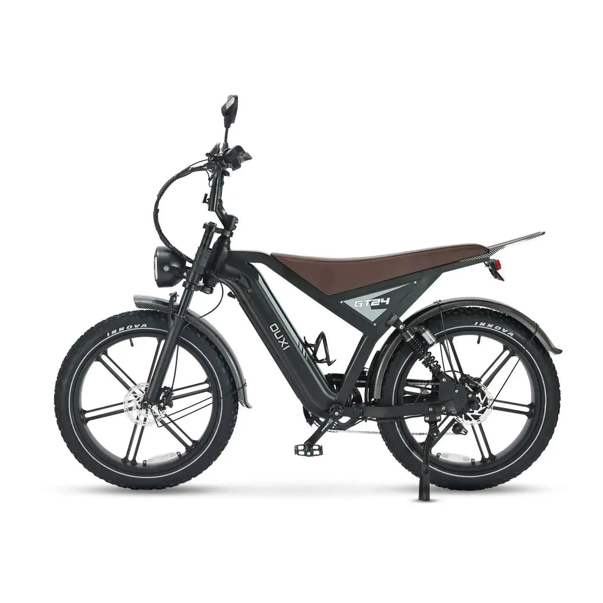 Ouxi GT24 fatbike in zwart, zijaanzicht van links met uitgeklapte standaard en schijfrem voor