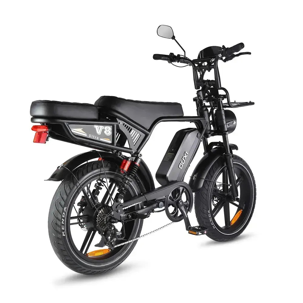 Siyah Ouxi V8 Ultra fatbike, arka lamba, arka süspansiyon ve V8 kadro plakasıyla çapraz arkadan görünüm