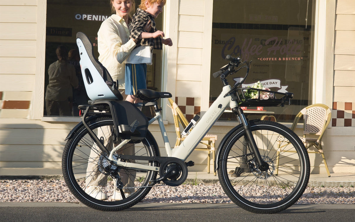 Qreate City Air e-bike in crème, onderweg in de stad