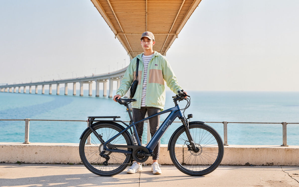 Qreate City Pro-A e-bike in donkerblauw, onderweg in de stad