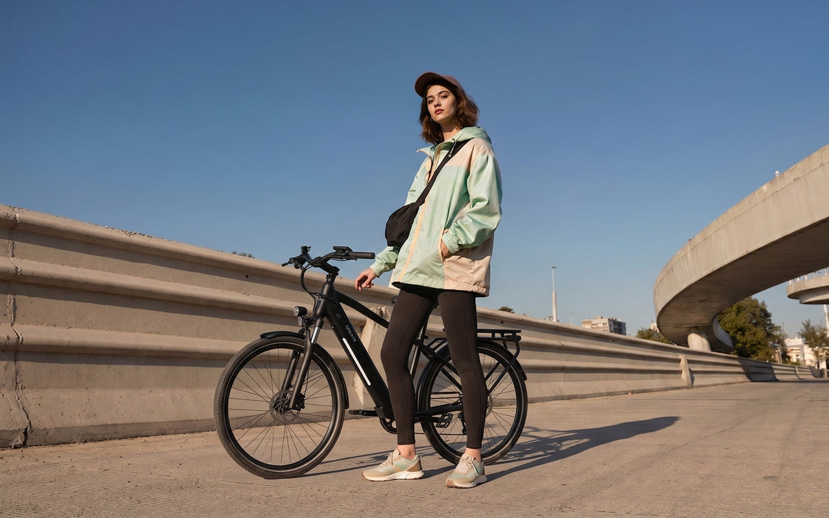 Qreate City Pro-A e-bike in zwart, onderweg in de stad